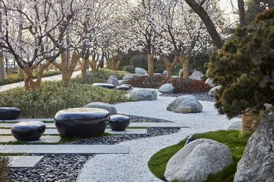 景觀置石方法大全_石材 : 園林作為一門藝術(shù),對于意境有著很高的要求,除了普遍的山、水組合,&ldquo;石&rdquo;作為現(xiàn)代園林中也是必不可少的元素之一,帶個(gè)人們無窮的想象空間和精神享受。 以石材或仿石材布置成自然露巖景觀的造景手法被稱之為置石,置石&hellip;